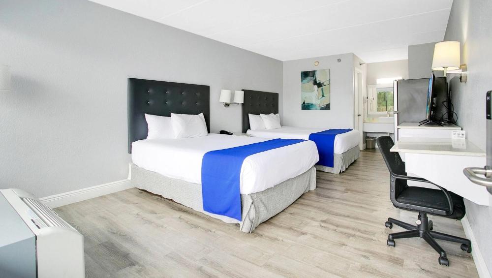 Deluxe Business Queen Room with Two Queen Beds - Non-Smoking interior