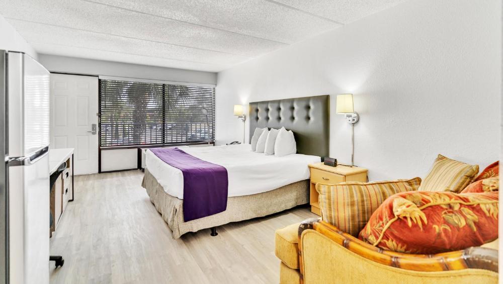 King Room - Non-Smoking interior