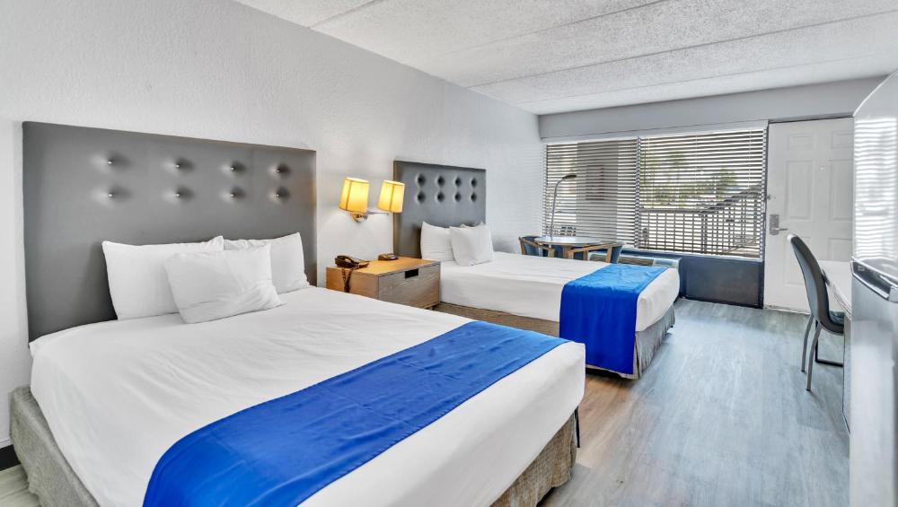 Queen Room with Two Queen Beds - Non-Smoking interior